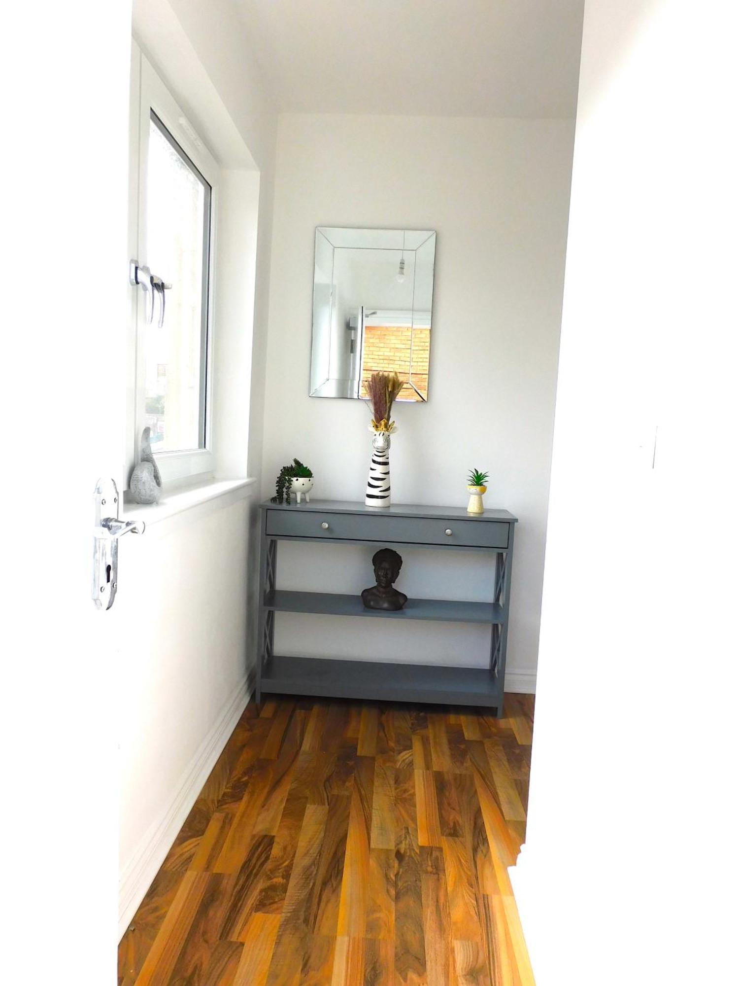 Apartment Newly Refurbished 2 Bedroom Close To Station And Local Amenities Hamilton