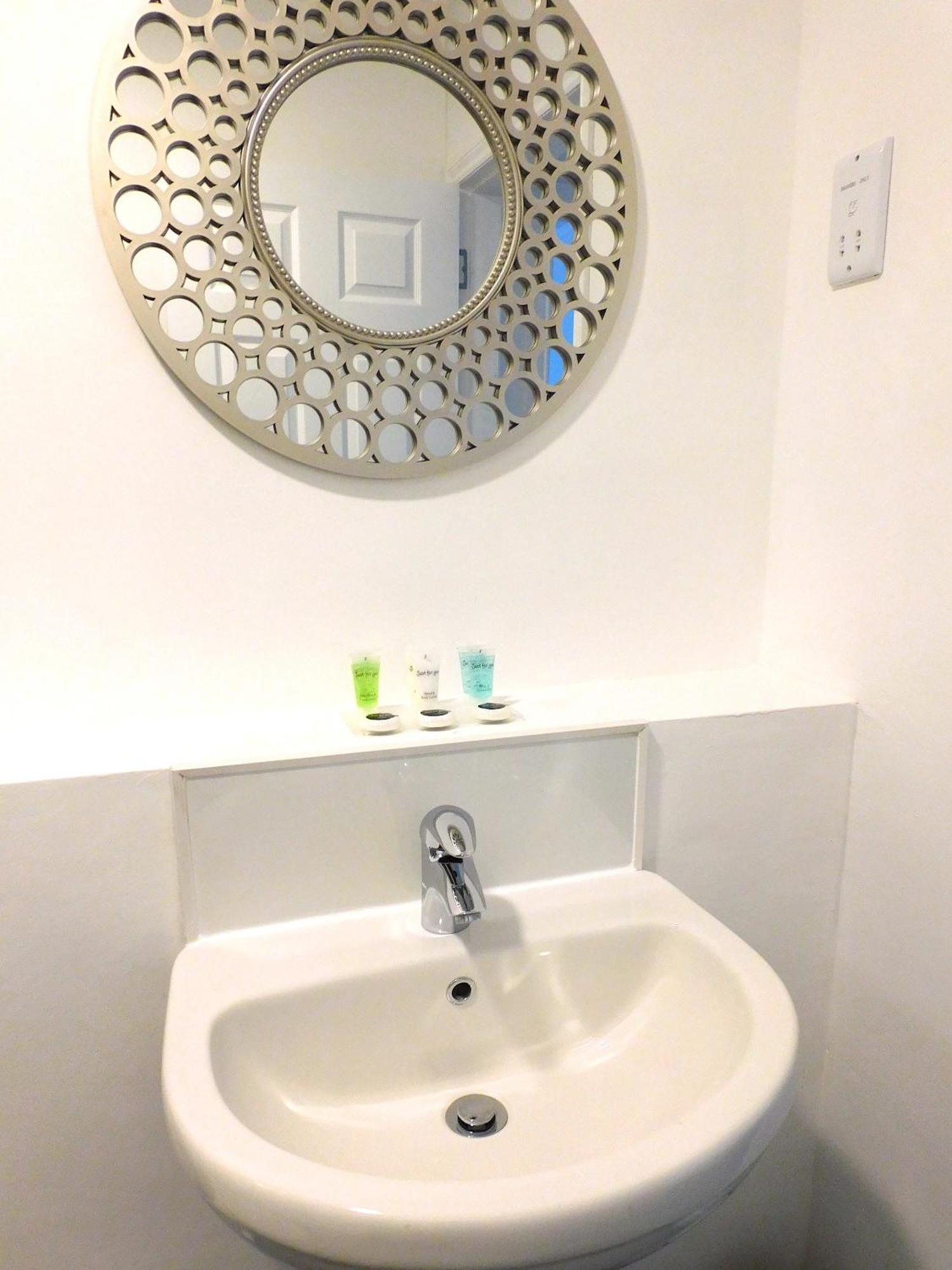 Apartment Newly Refurbished 2 Bedroom Close To Station And Local Amenities
