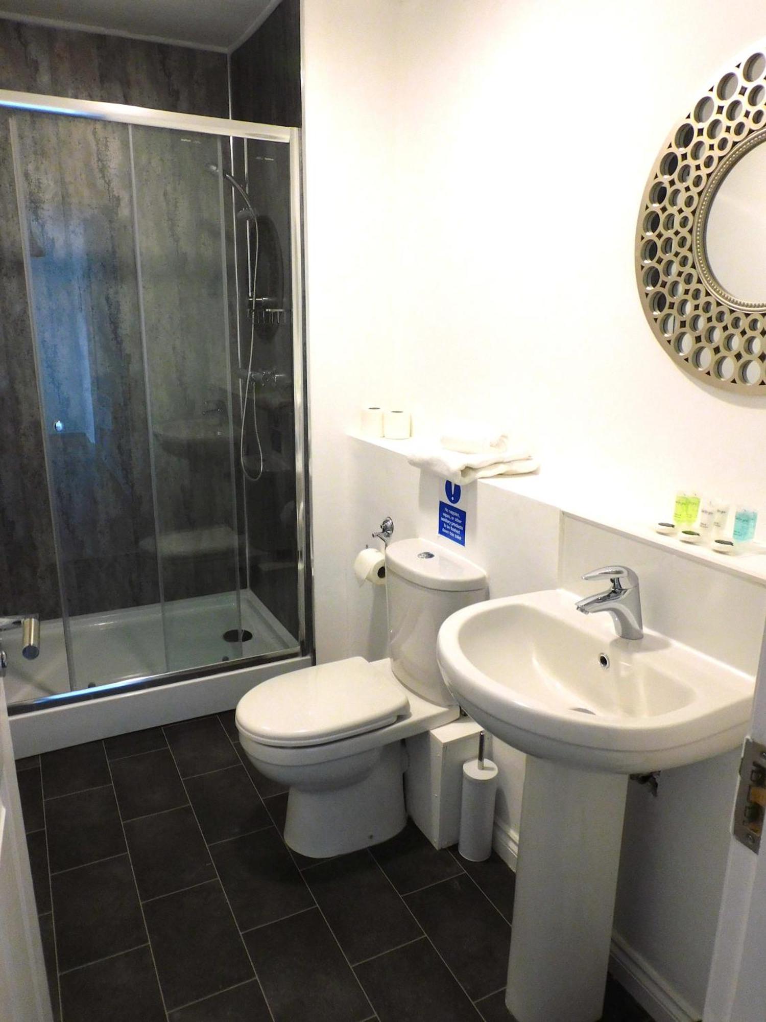 Newly Refurbished 2 Bedroom Close To Station And Local Amenities